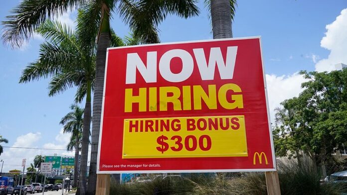 US unemployment claims fall 7,000