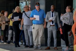 US unemployment claims fall 7,000