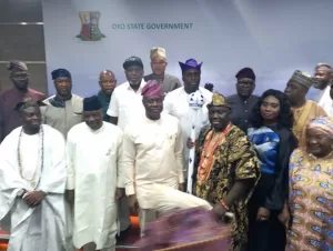 BREAKING: Makinde presents certificate, staff of office to new Alaafin